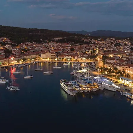 Three-bedroom In 公寓