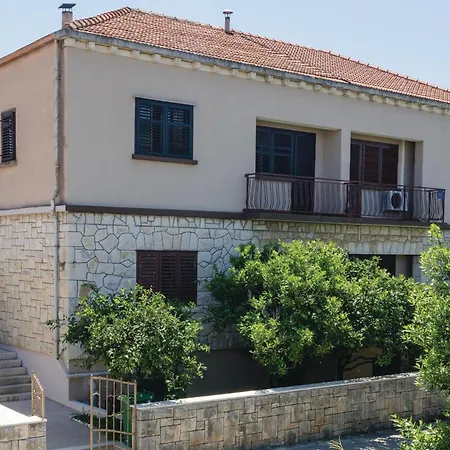 Three-bedroom In Appartement