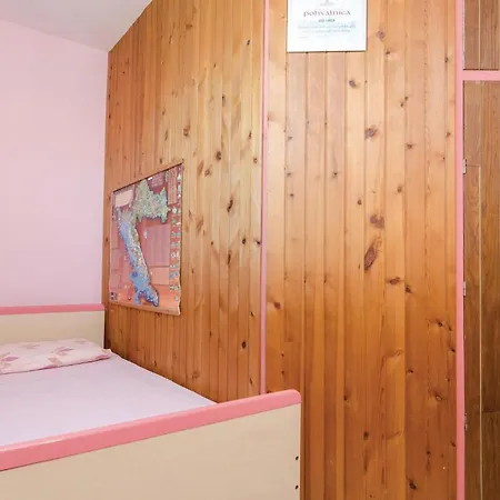 Three-bedroom In 公寓 *